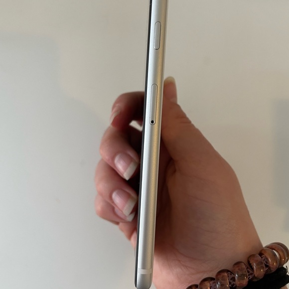 (SOLD) EXCELLENT CONDITION iPhone SE 2nd - purchased do not buy - Picture 6 of 11